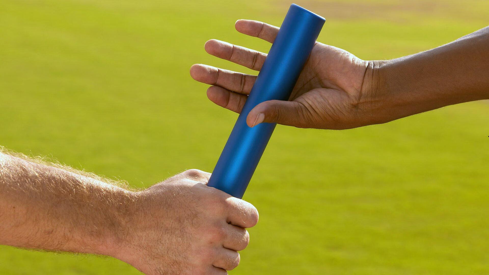 篮球赛场争议判罚，关键时刻杨瀚森强攻出界，慢镜头揭示胡金秋犯规疑云