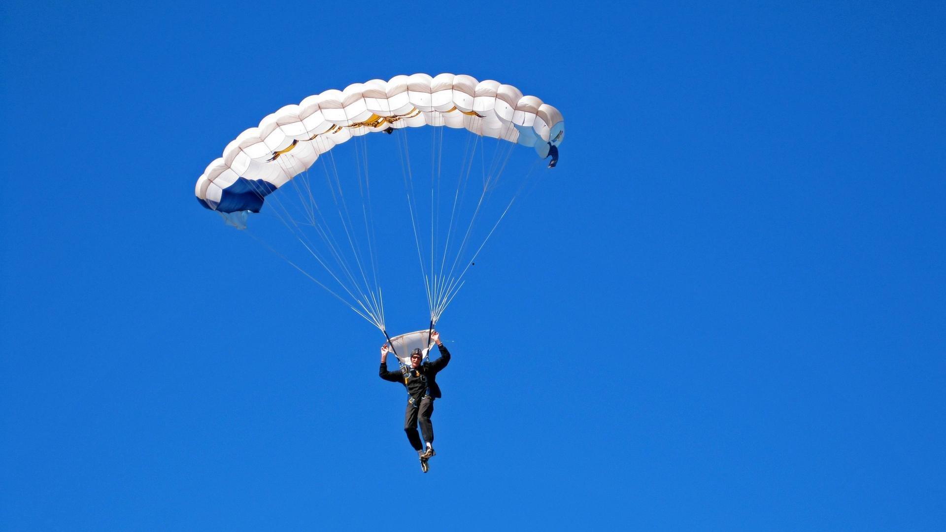 德甲巅峰战现离奇一幕，萨内超空单刀轻巧挑射，皮球中柱弹出引全场哗然